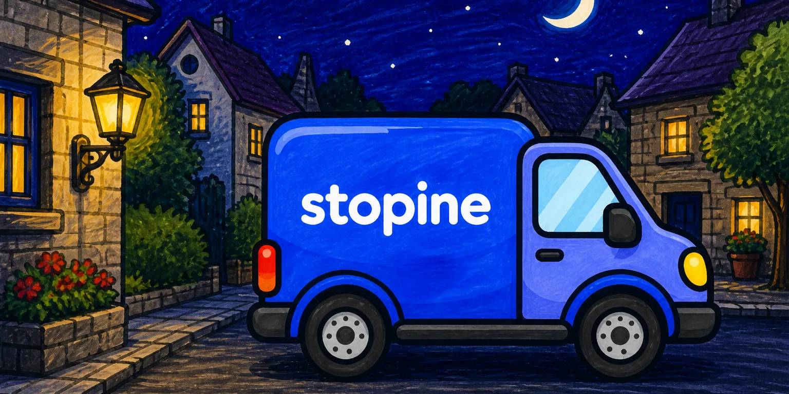 Der blaue stopine-Transporter steht nachts vor stillen Häusern am Bordstein, am Himmel platzt Feuerwerk